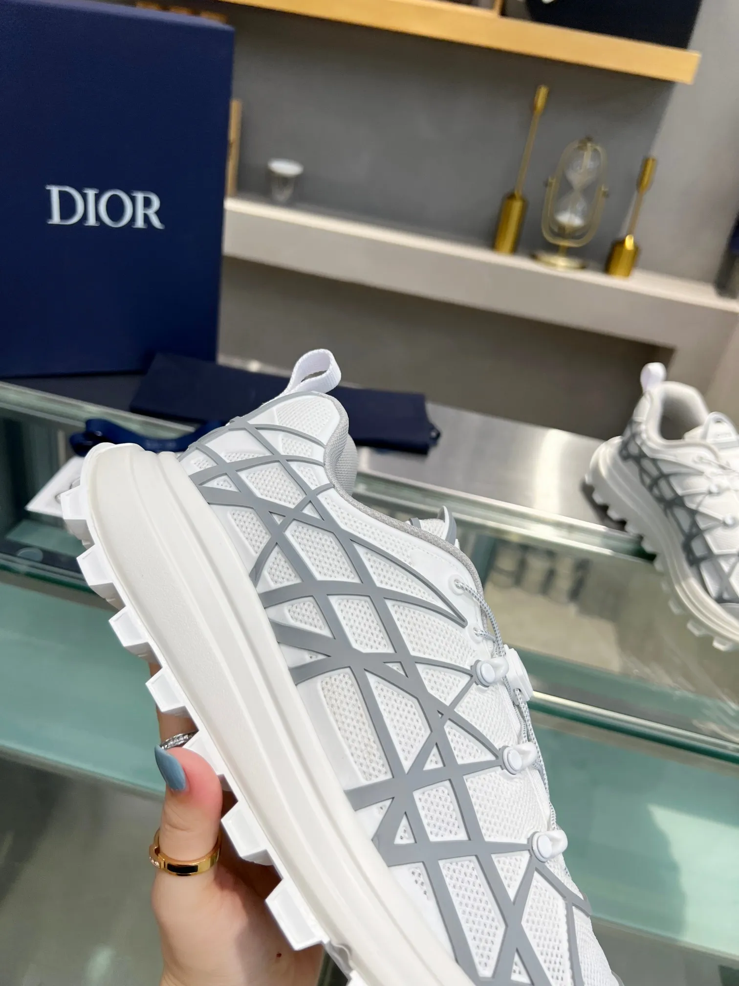👟👟Ex-factory price 640👟👟 Dior 2023 new style 🆕Low-top B31 Runner sneakers Material: Carefully made of imported mesh fabric, with curved rattan plaid injection molded rubber to enhance the style, a new interpretation of classic patterns, highlighting a futuristic style. Di~r logos adorn the tongue and front, perforations accentuate the hiking style, and a CD Diamond drawstring adds technical appeal. The textured, notched platform is crafted from rubber for optimal traction, and a reinforced heel adds to the comfort. Can be paired with sportswear and casual outfits to create a sophisticated look. Size: Male 39-45 (female size will be released later)